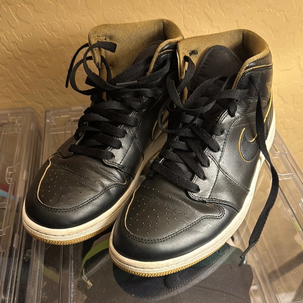 Black and Gold Jordan 1